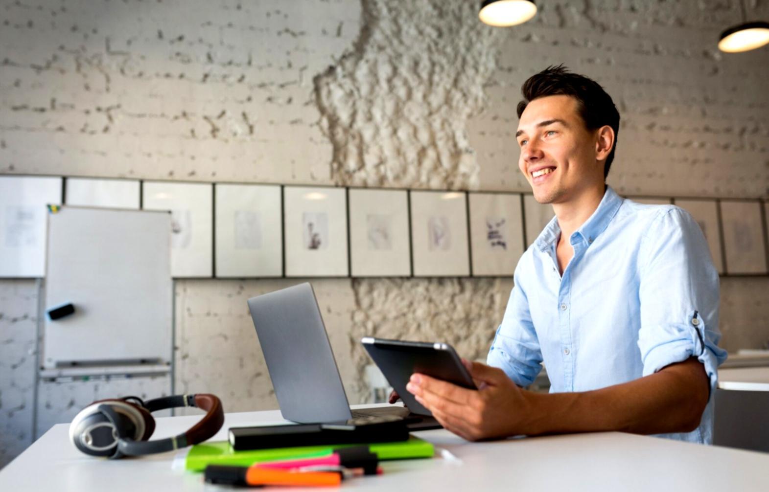 Gruppe von Menschen beim gemeinsamen Lernen und Diskutieren von Finanzstrategien